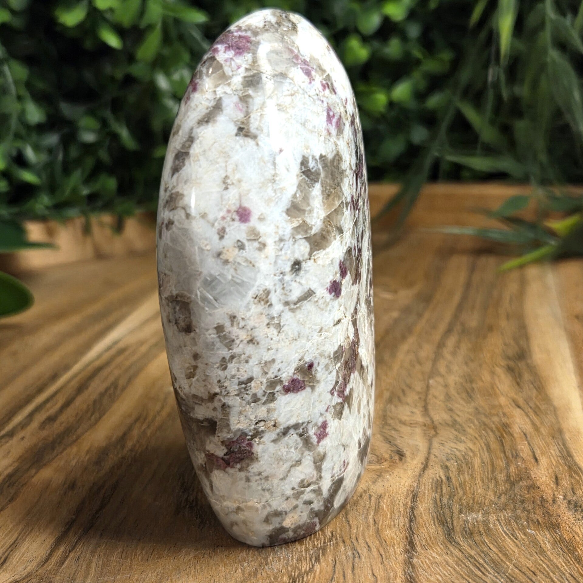 Roze Toermalijn in kwarts free form van ongeveer 280 gram, afkomstig uit Madagaskar.