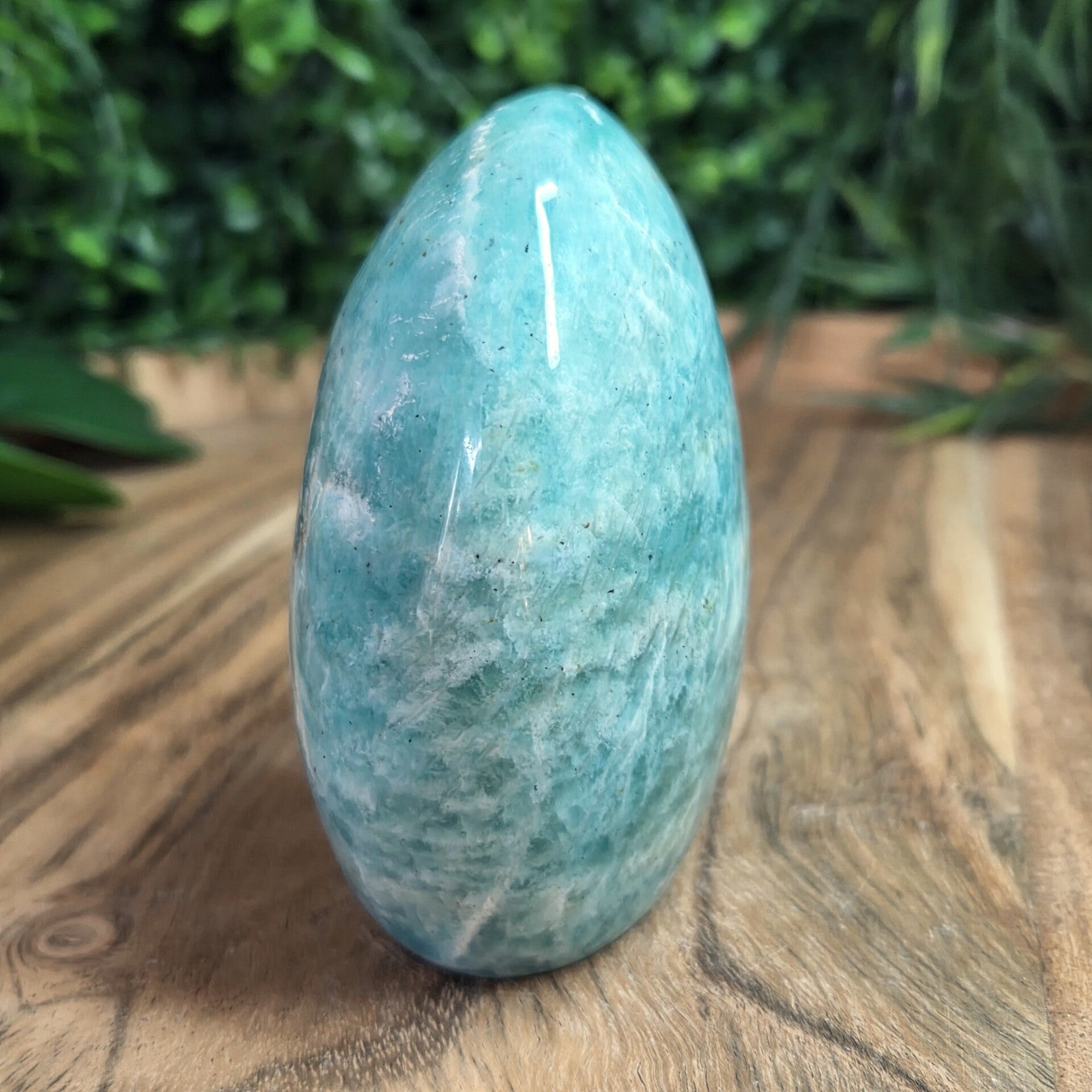 Amazoniet free form van ongeveer 370 gram.