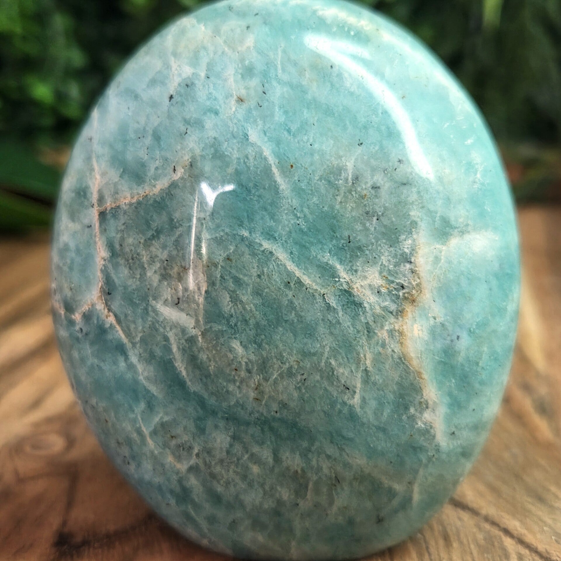 Amazoniet free form van ongeveer 370 gram.