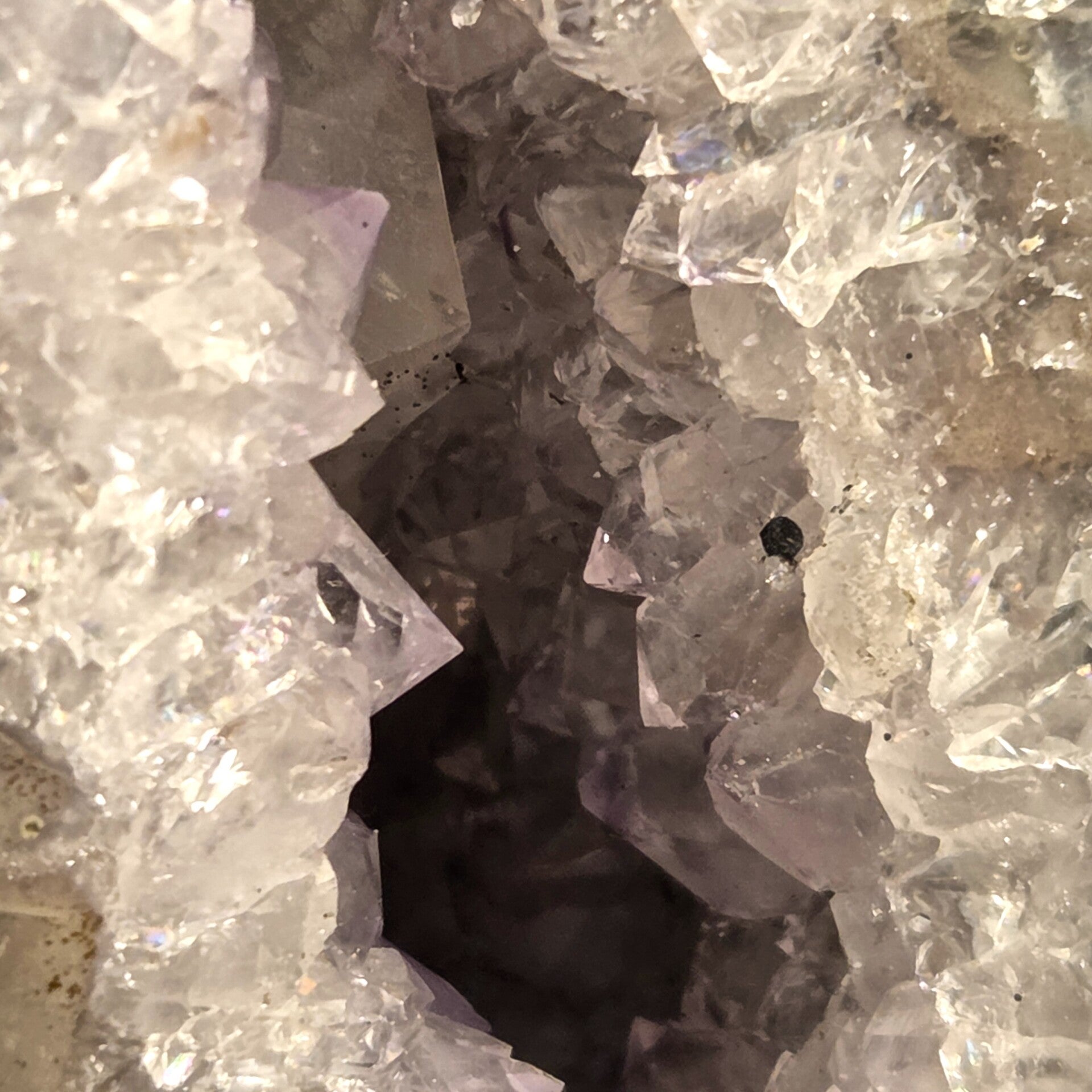 Compacte amethist kathedraal van ongeveer 570 gram, afkomstig uit Brazilië