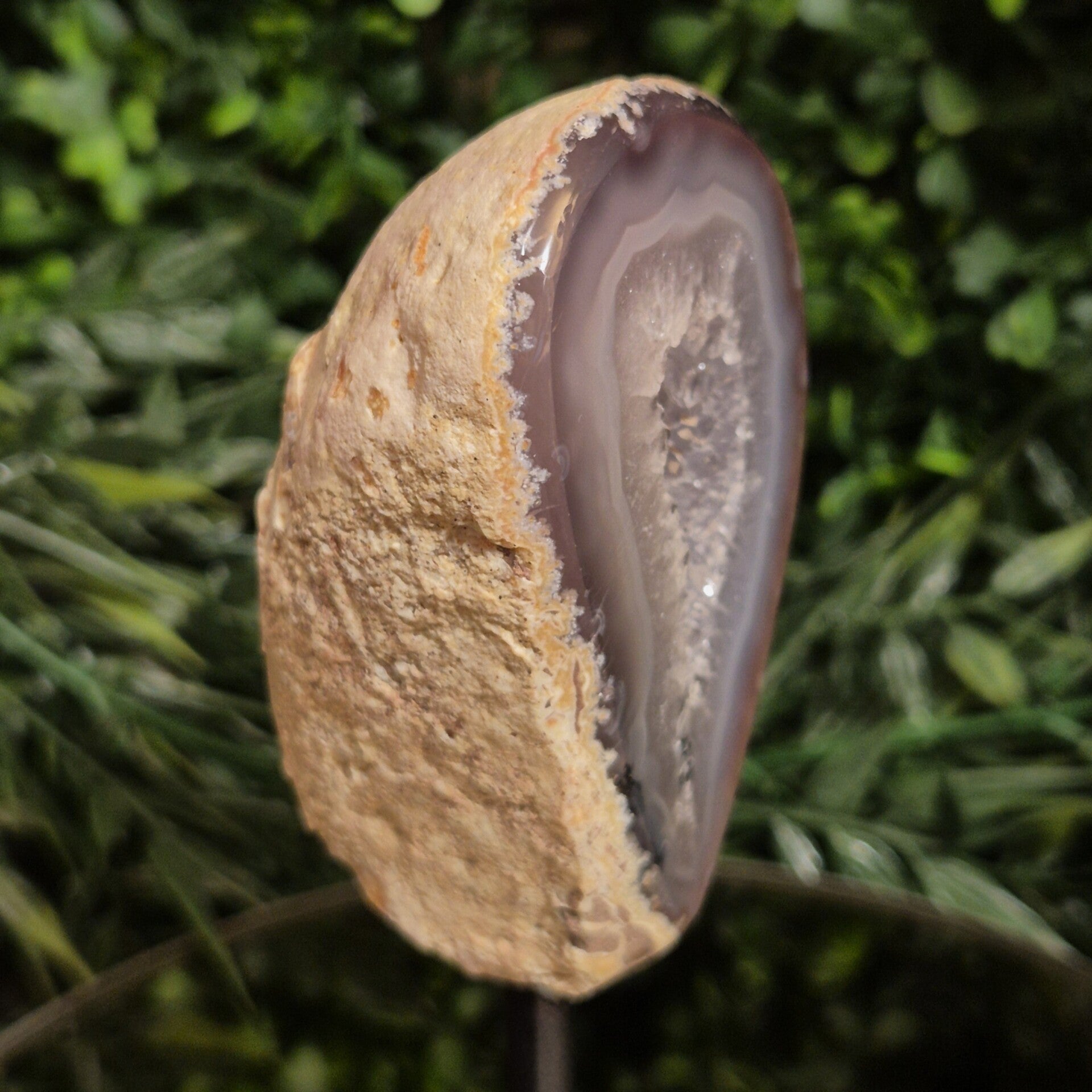 Agaat op Standaard van ongeveer 15 cm hoog en 330 gram.