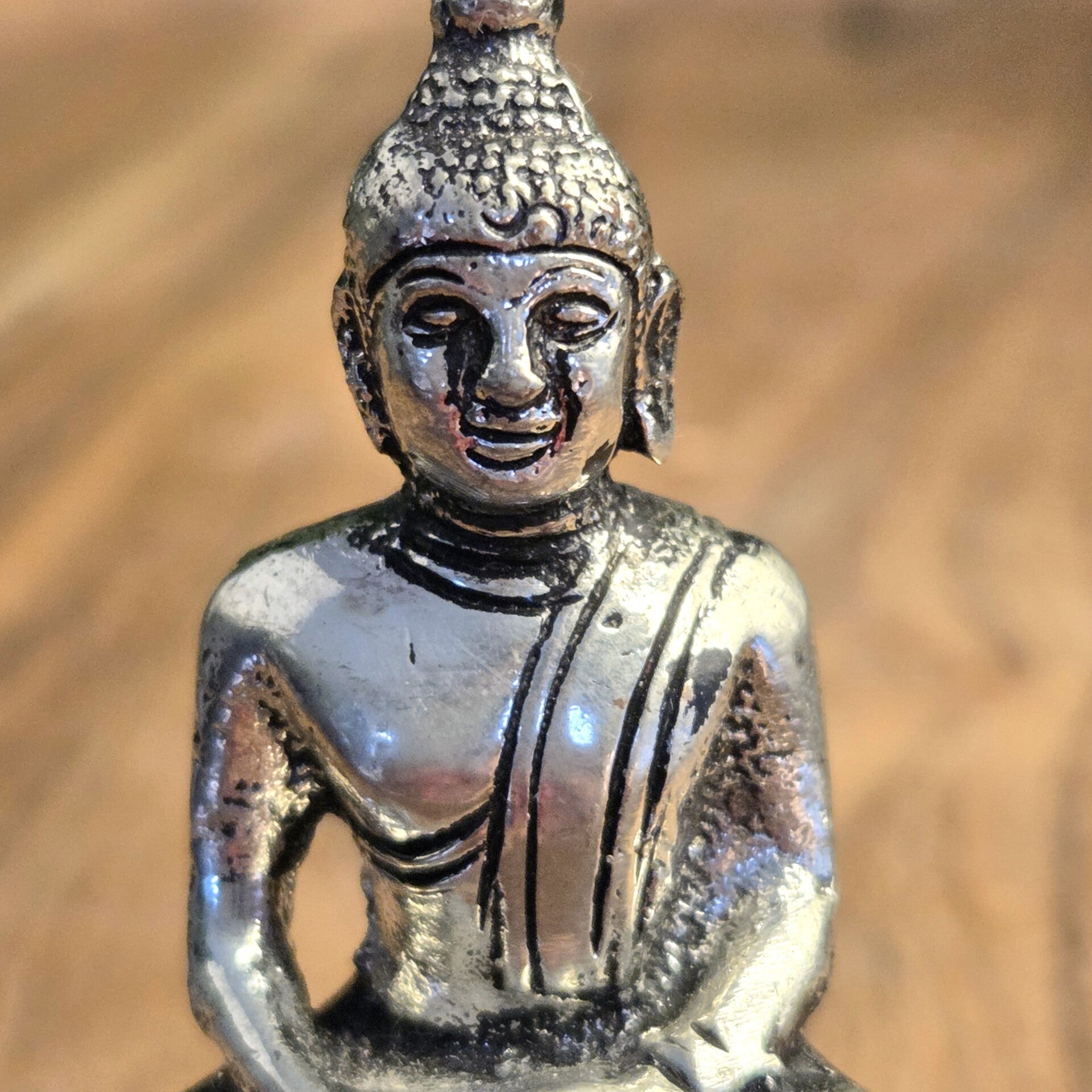 Geboortedag Boeddha donderdag, beeldje van messing gemaakt.