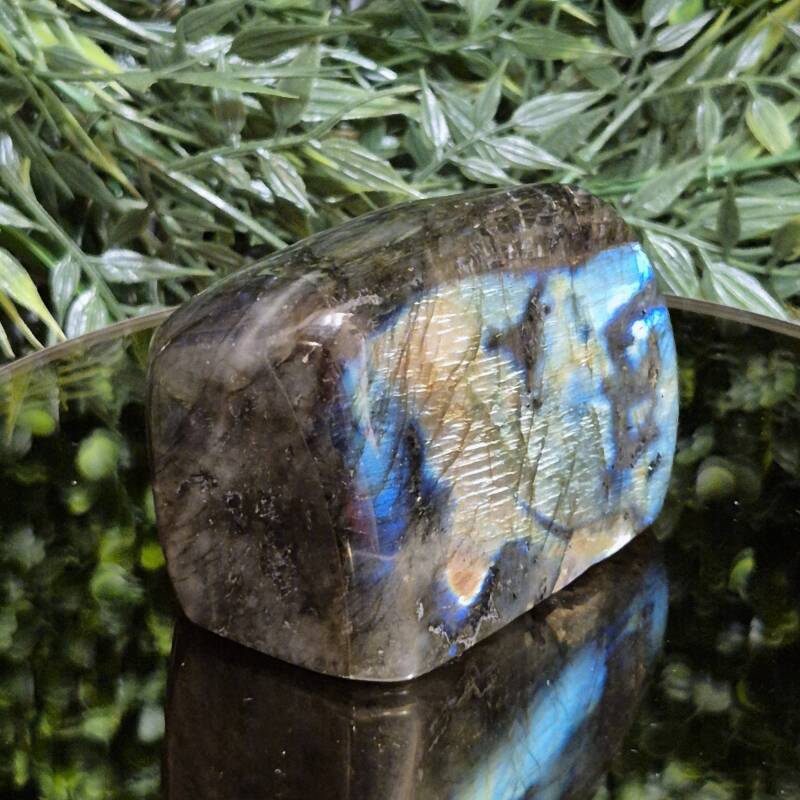 Labradoriet free form, gepolijst.