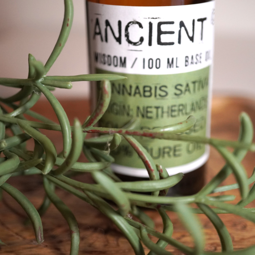 100% pure hennepzaad basisolie van het merk Ancient Wisdom, 100 ml in een bruine fles.