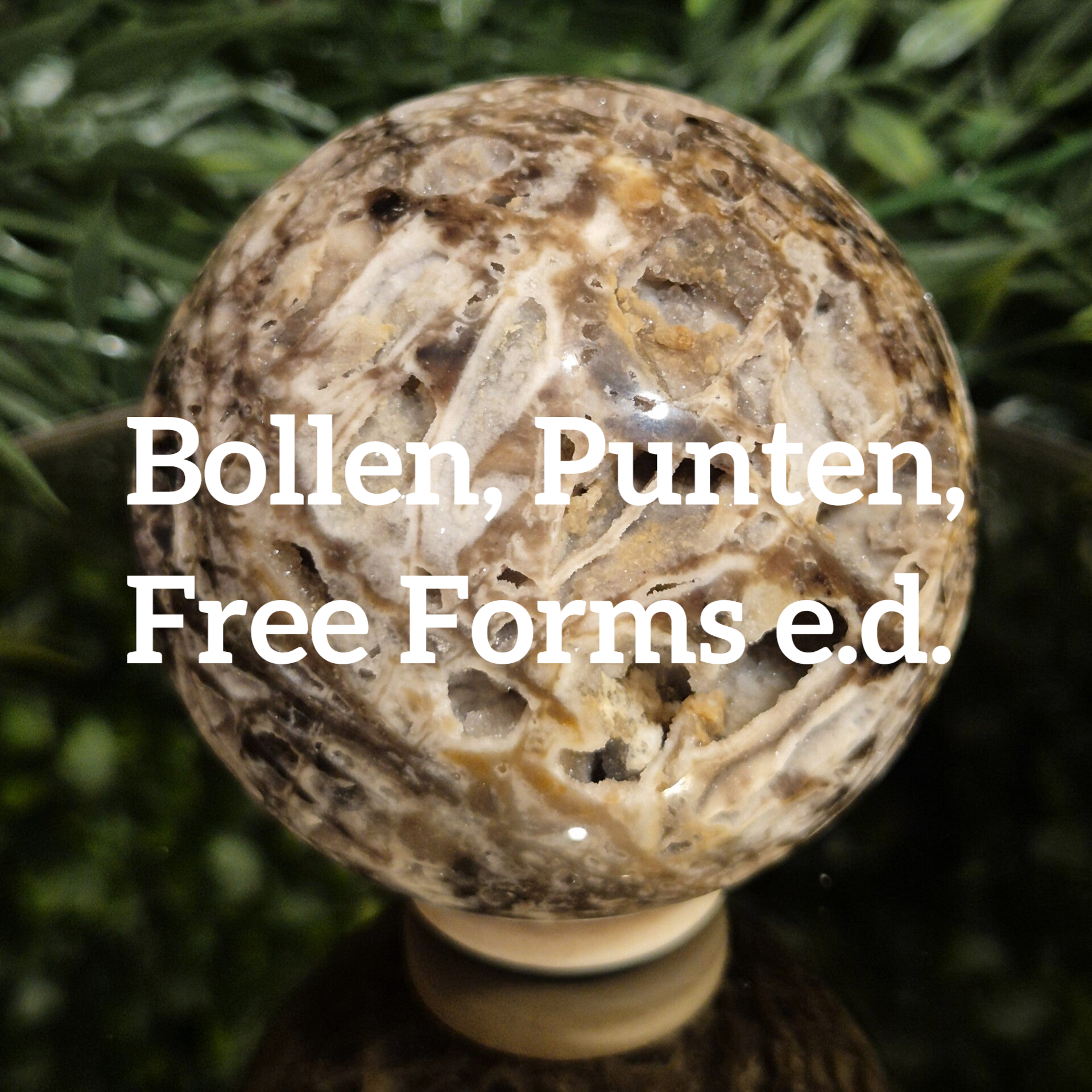 Vind hier ons assortiment gepolijste edelsteen vormen zoals bollen, punten en free forms