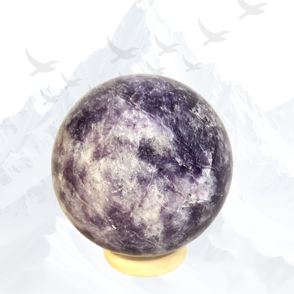 Lepidoliet edelsteen bol, gepolijst, 52 mm. Herkomst : Madagaskar.