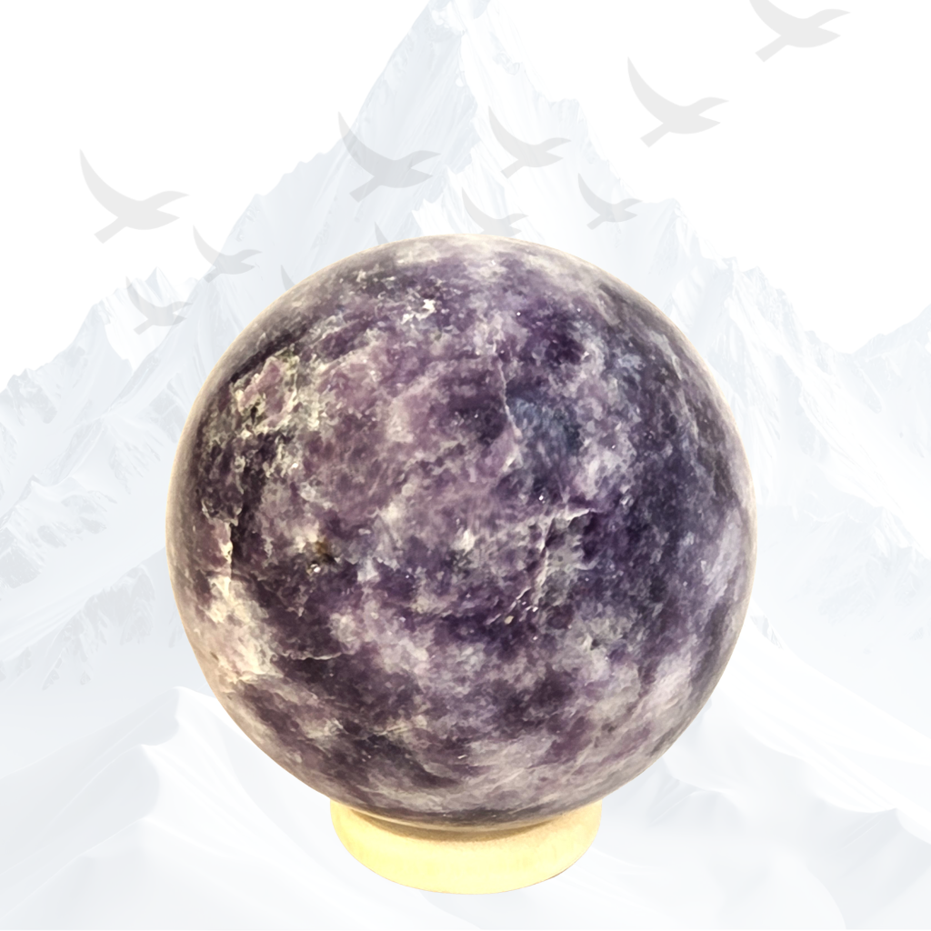 Lepidoliet edelsteen bol, gepolijst, 52 mm. Herkomst : Madagaskar.