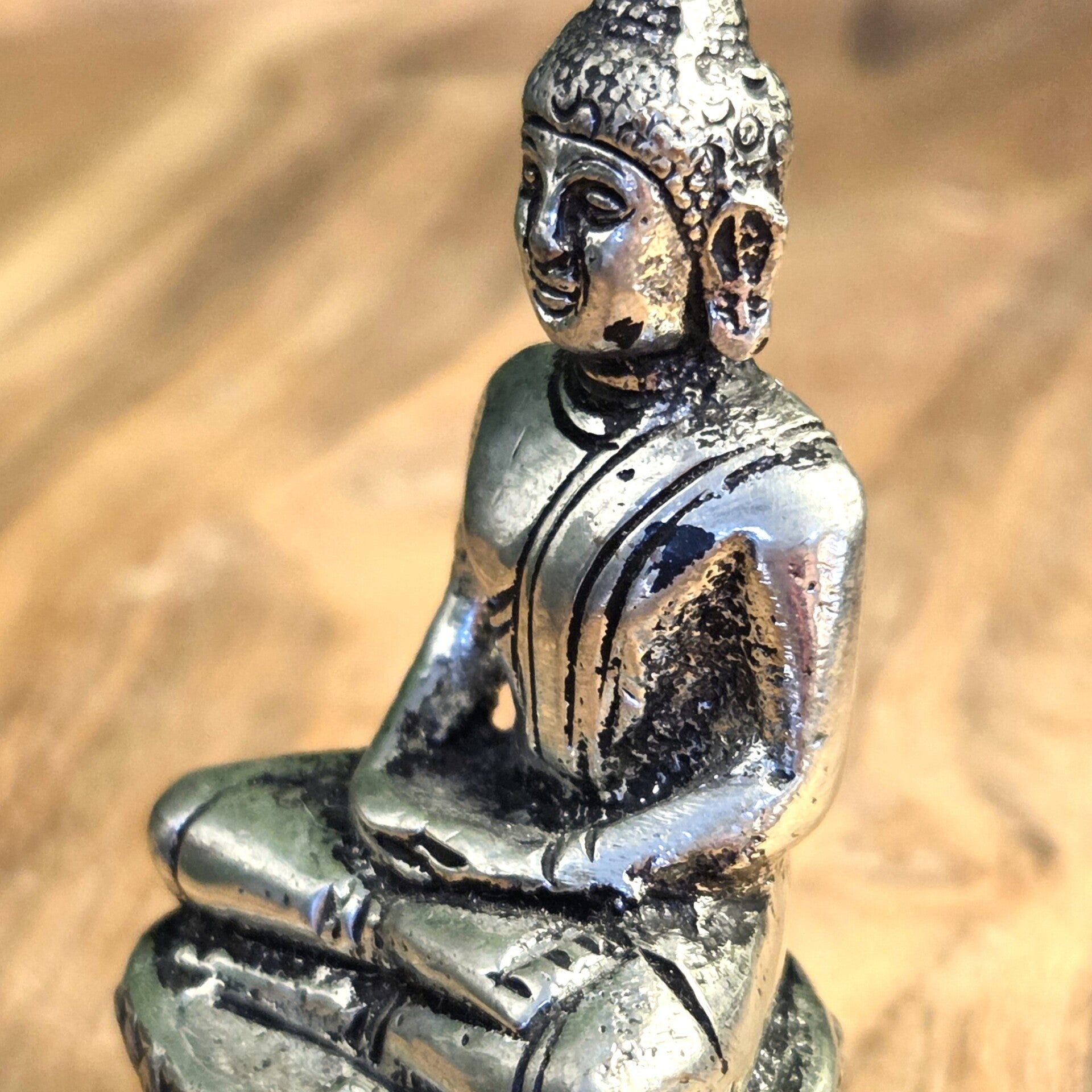 Geboortedag Boeddha donderdag, beeldje van messing gemaakt.