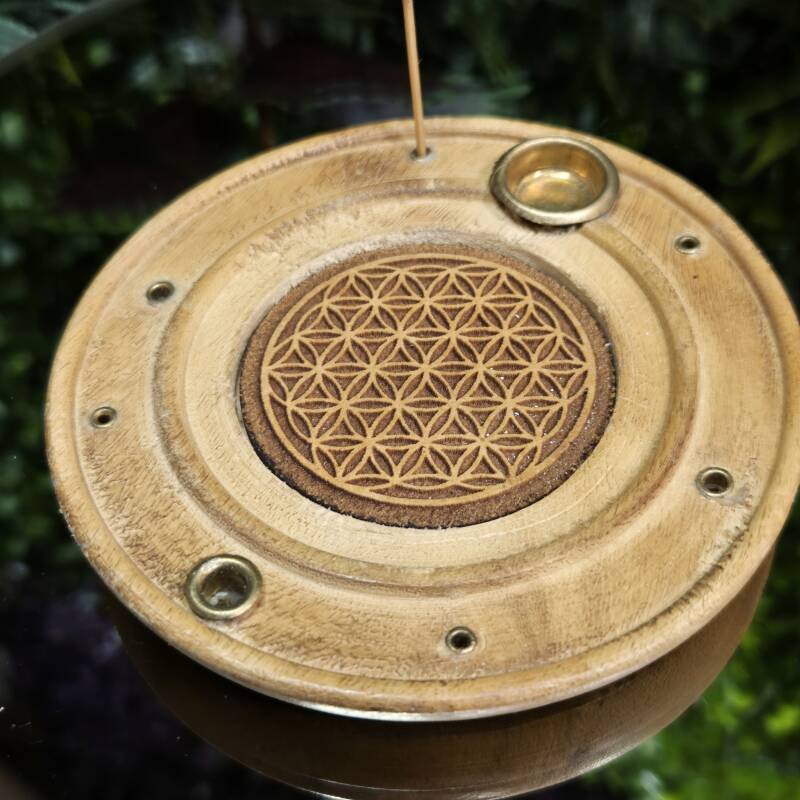 Houten wierookbrander met bloem des levens symbool voor het branden van wierookkegels of wierookstokjes.