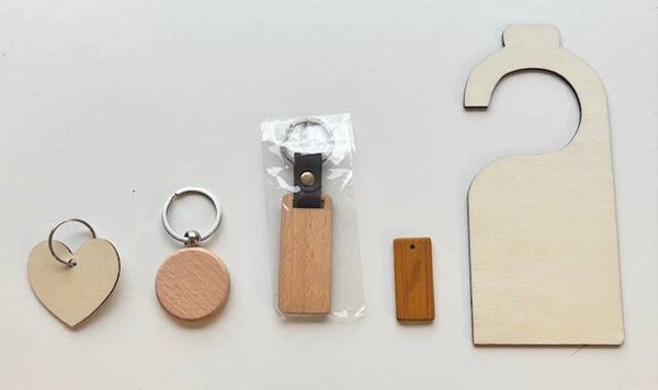 Houten sleutelhangers en deurhanger in diverse vormen.