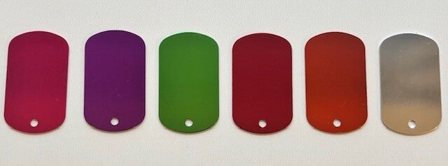 Aluminium naamlabels met ketting.