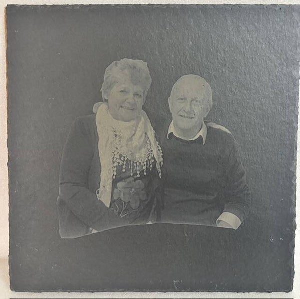 Tekst, tekening of foto op leisteen