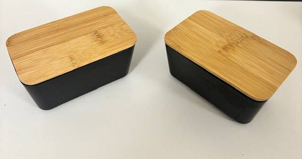 2 Kunststof potjes met goed afsluitend deksel.