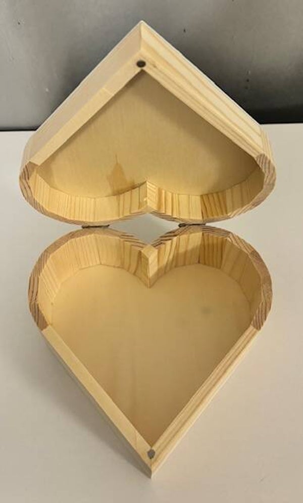 Houten kistje in hartvorm