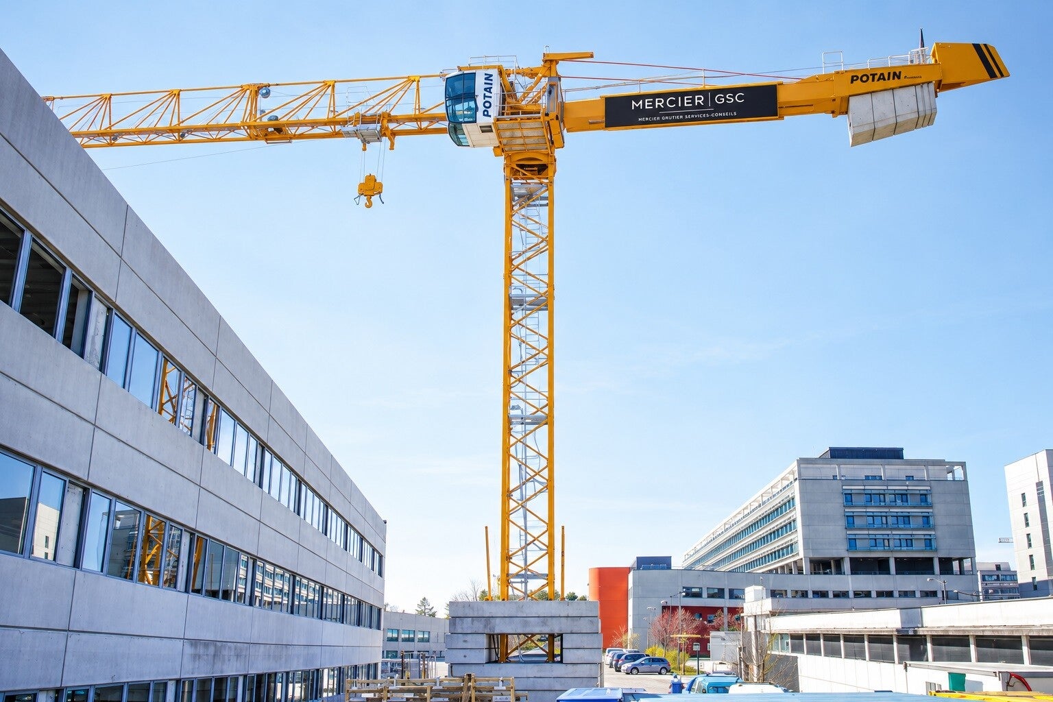 Grue à tour opérée par un grutier certifié CCQ sur un chantier à Montréal – Mercier Grutier Services-Conseils