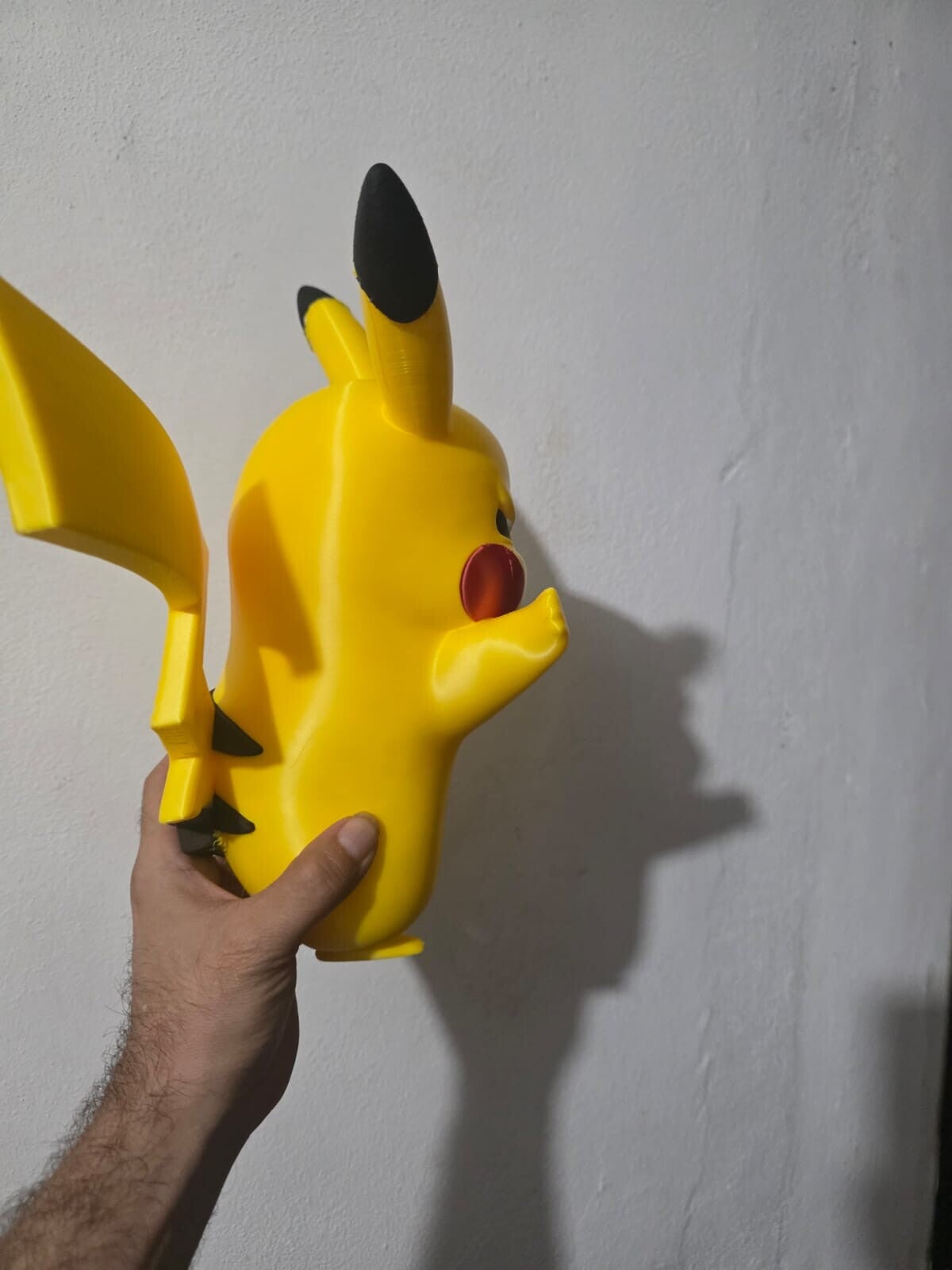FIGURA DE 25CM ALTO PEGADO ALA VENTANA DE PIKACHU