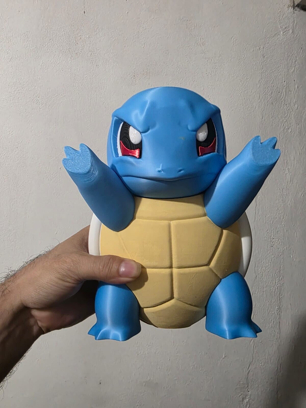 FIGURA DED 22 CM PEGADO ALA VENTANA DE SQUARTLE HECHA EN IMPRESORA 3D