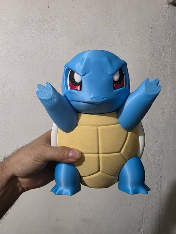 FIGURA DED 22 CM PEGADO ALA VENTANA DE SQUARTLE HECHA EN IMPRESORA 3D