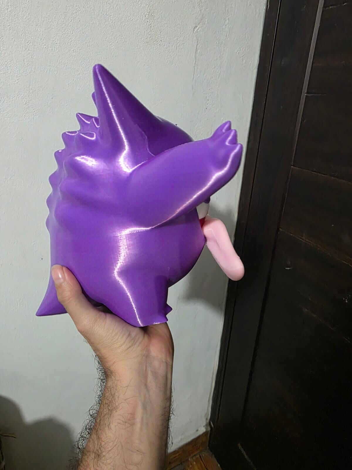 FIGURA PEGADA ALA VENTANA  DE 23CM DE ALTO DE GENGAR