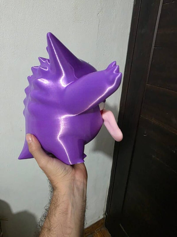 FIGURA PEGADA ALA VENTANA  DE 23CM DE ALTO DE GENGAR