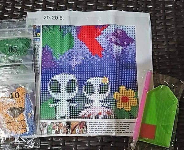 LX17-0006 - Colourful Alien Couple Luni Xclusive DIY Diamond Art Kit 20x20