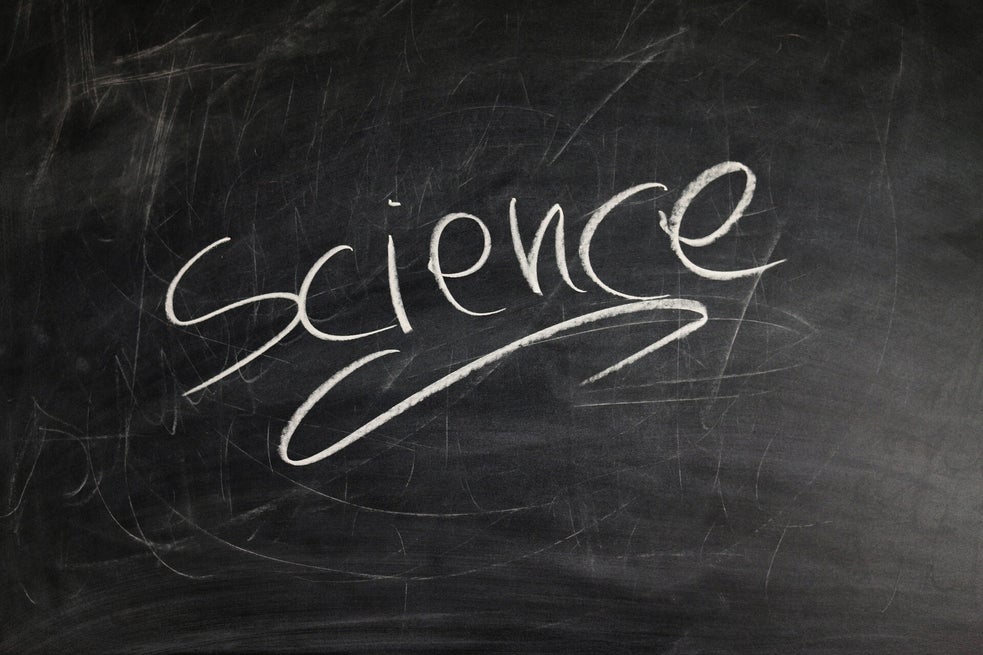 Auf einer Tafel steht das Wort 'science' in geschwungener, weißer Schrift, Kontext Blog Mediumship & Research Institut für Medialität & Afterlife Forschung.