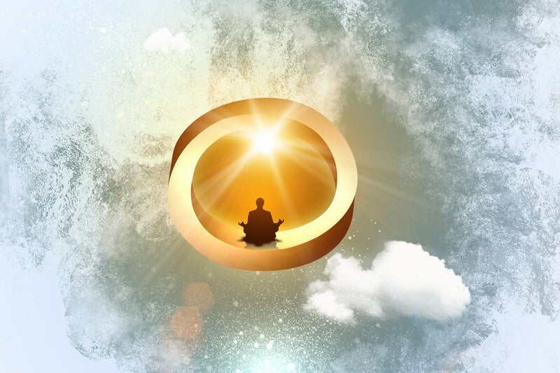Silhouette einer meditierenden Person im Lotussitz vor einem leuchtenden goldenen Ring, umgeben von Wolken und Lichtstrahlen, Kontext Blog Mediumship & Research Institut für Medialität & Afterlife Forschung.