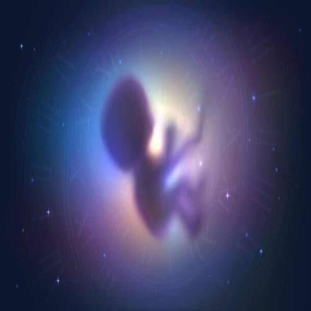 Kind schläft in Embryonalstellung in einer transparenten Kugel vor einem Sternenhintergrund, im Kontext mit Jenseitskontakte Jana Lorenz - Blog.