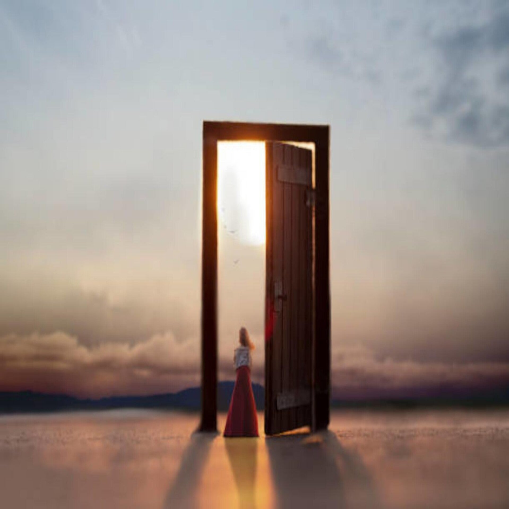 Eine Person geht am Strand entlang, während große Wellen und eine futuristische Stadt im Hintergrund sichtbar sind. Der Himmel ist in sanften Farben gehalten, Kontext Blog  Jenseitskontakte Jana Lorenz,