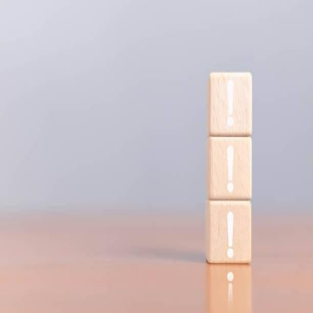 Eine gezeichnete Kopf-Silhouette auf einer Tafel mit einem Holzblock darüber, der eine Glühbirne zeigt, Kontext Blog Jenseitskontakte Jana Lorenz.