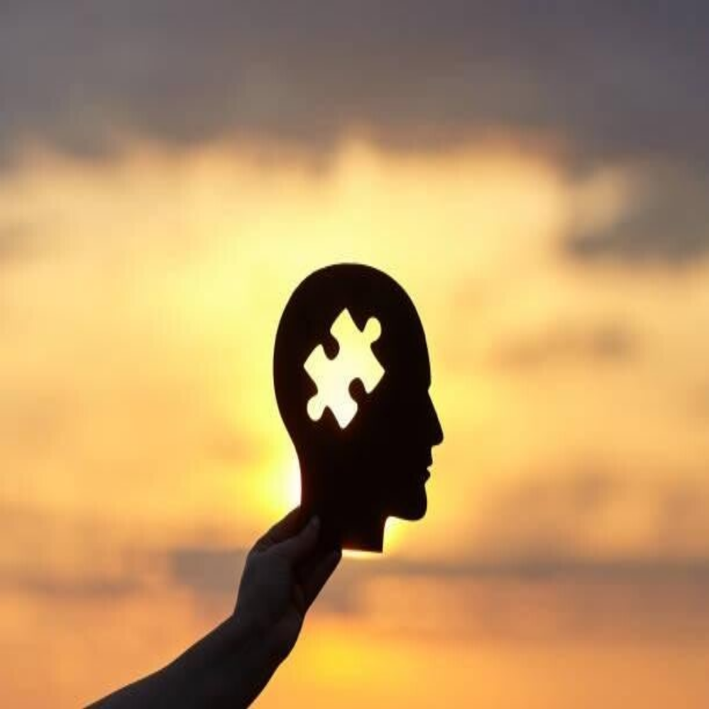 Eine silhouettenhafte Person steht auf einer spiegelnden Wasseroberfläche und blickt auf einen großen, runden, wolkenbedeckten Himmelshorizont, Kontext Blog Jenseitskontakte Jana Lorenz.