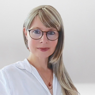 Jana Lorenz mit langen blonden Haaren, trägt weiße Bluse und goldene Ohrringe, Halskette mit rundem roten Anhänger, Kontext Mediumship & Research Institut für Medialität & Afterlife Forschung