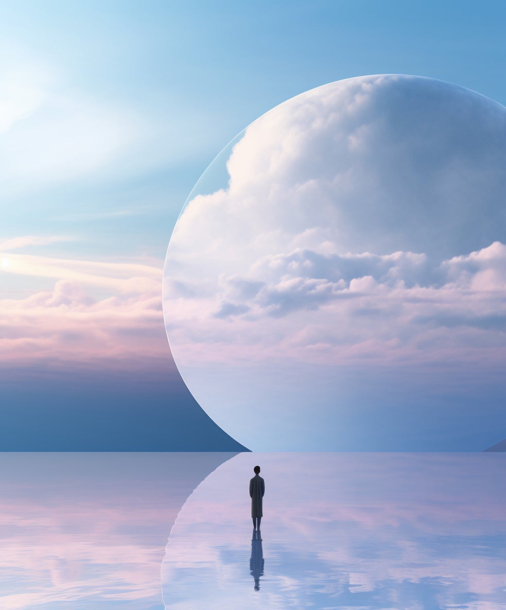 Eine silhouettenhafte Person steht auf einer spiegelnden Wasseroberfläche und blickt auf einen großen, runden, wolkenbedeckten Himmelshorizont, Kontext Blog Mediumship & Research Institut für Medialität & Afterlife Forschung.