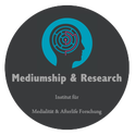 Logo des Instituts für Medialität & Afterlife Forschung. Silhouette eines Kopfes mit einem Labyrinth im Inneren, darunter der Text 'Mediumship & Research' und 'Institut für Medialität & Afterlife Forschung'.
