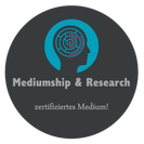 Rundes Logo mit einem Kopfprofil und einem Labyrinth im Inneren. Text: 'Mediumship & Research' und 'zertifiziertes Medium!'.