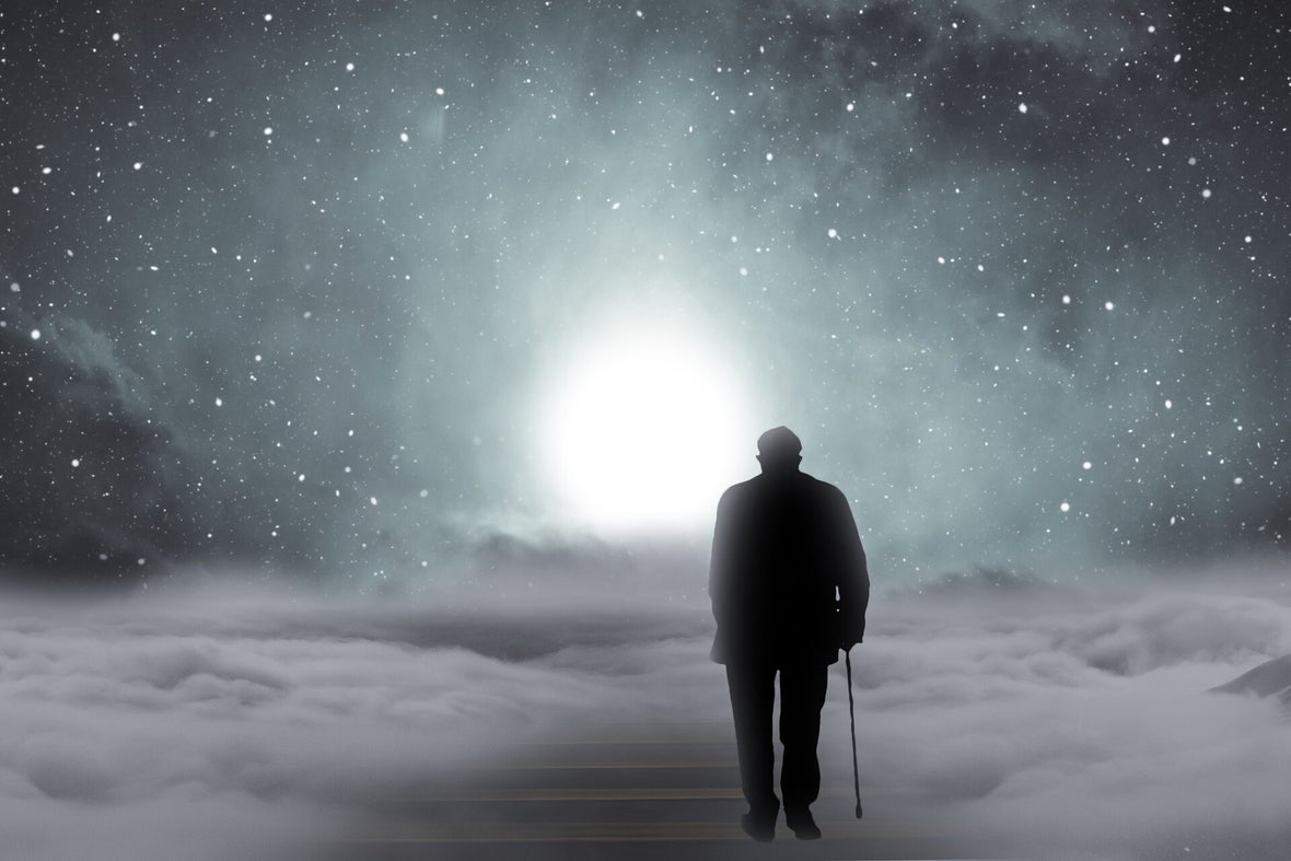 Silhouette eines älteren Mannes mit Gehstock, der auf einen hellen Lichtpunkt am Sternenhimmel über einer Wolkendecke zugeht, symbolisch für Jenseitskontakte, Kontext Blog Mediumship & Research Institut für Medialität & Afterlife Forschung.