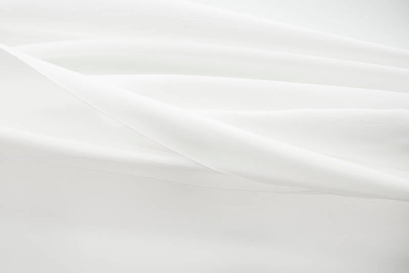 Weißes, glattes Stoffmaterial mit sanften Falten, im Kontext mit Jenseitskontakte Jana Lorenz.