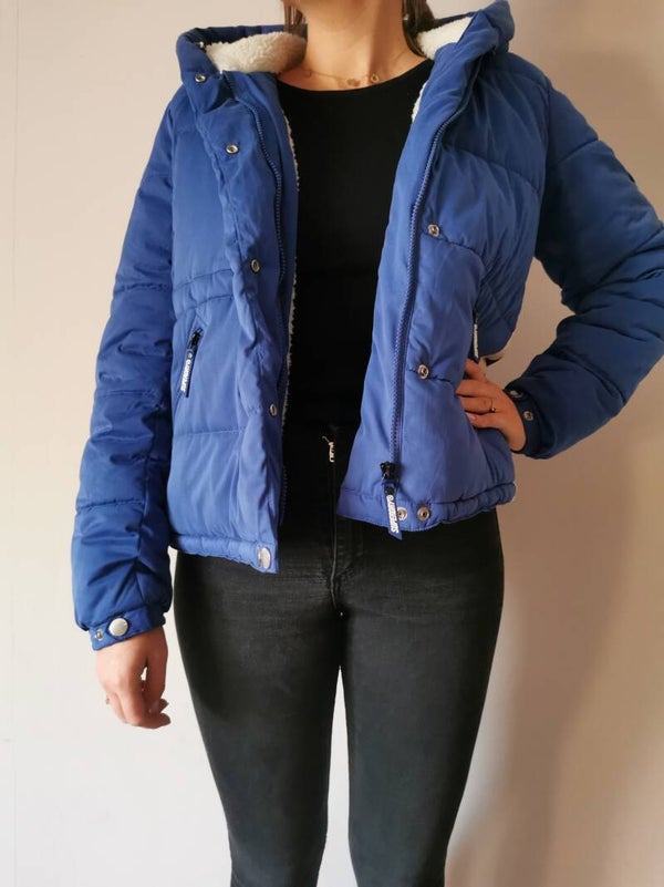 Kurtka zimowa - puchowa, pikowana 40/L chabrowa z białymi lampasami Superdry