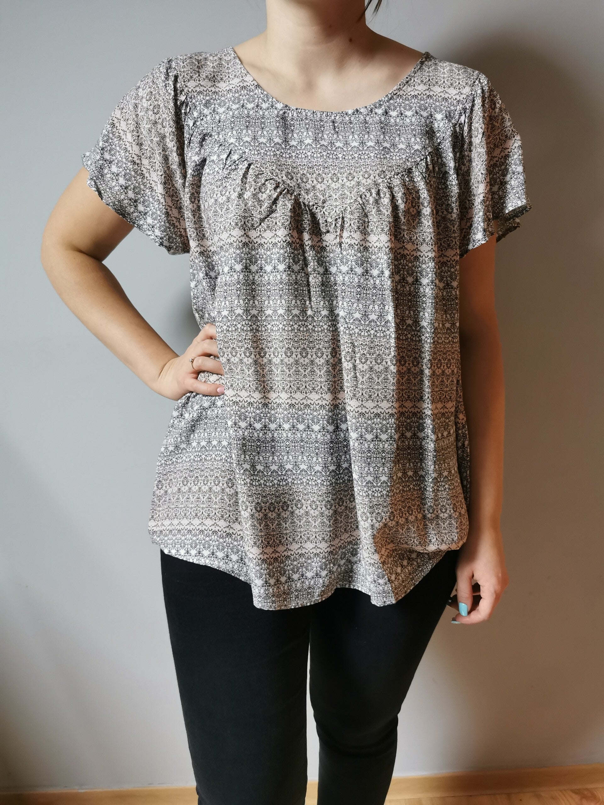 Bluzka z krótkim rękawem - motylek Gina r. 42 XL kolor pudrowy róż biały czarny wzorzysta