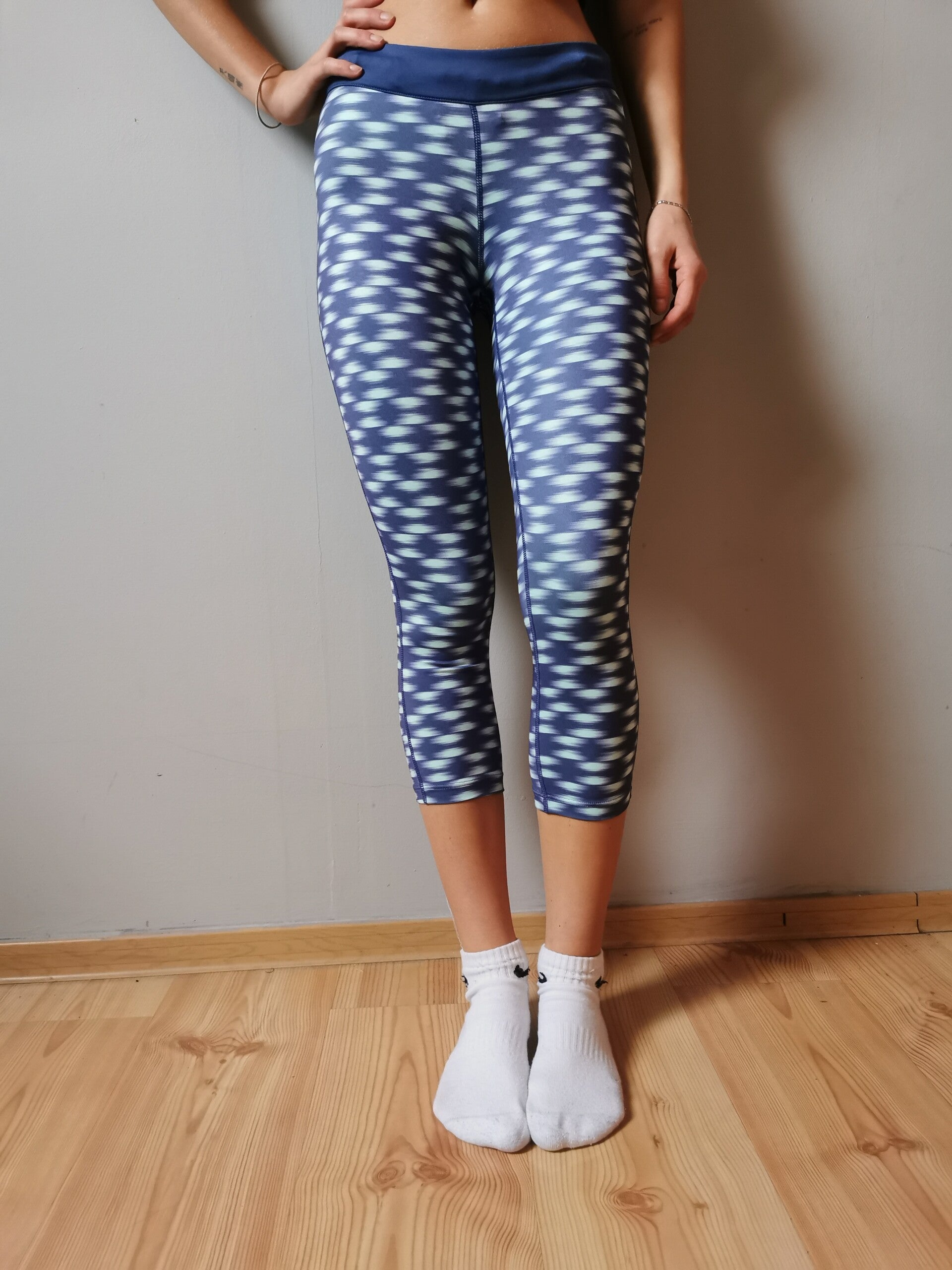 Spodnie leginsy Nike r. 36 S kolor niebieski biały