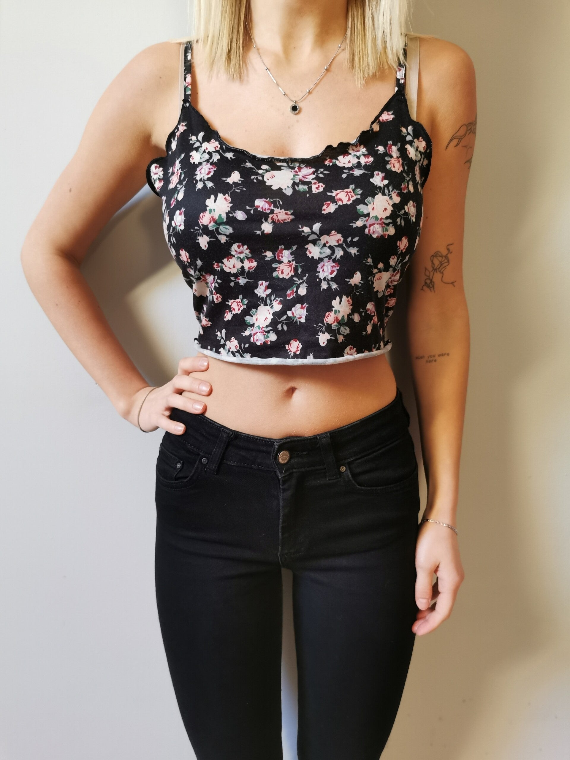 Crop top Shein r. 38 M kolor czarny w róże