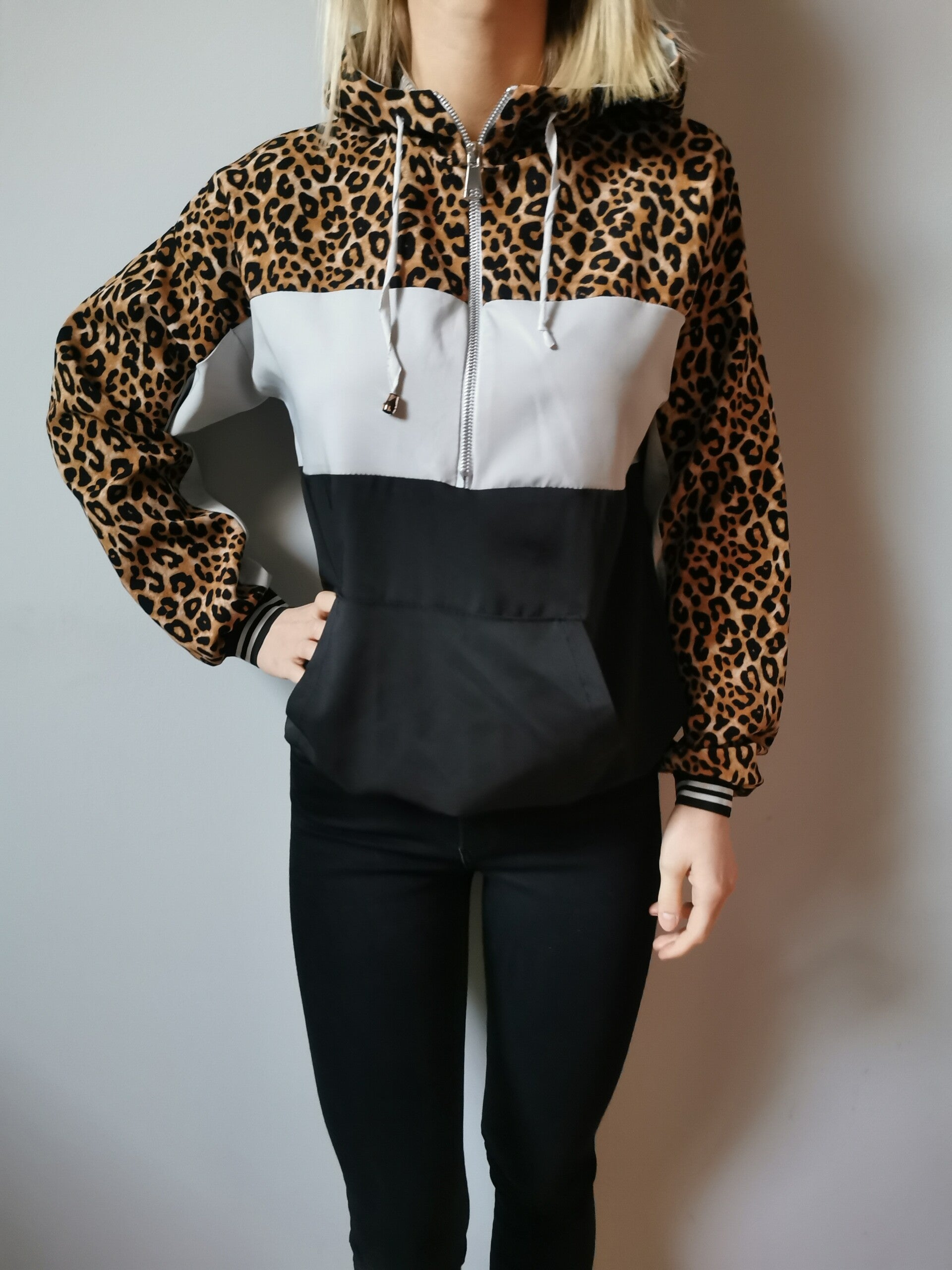 Bluza kangurek Made in Italy r. 38 M kolor biały fioletowy motyw zwierzęcy