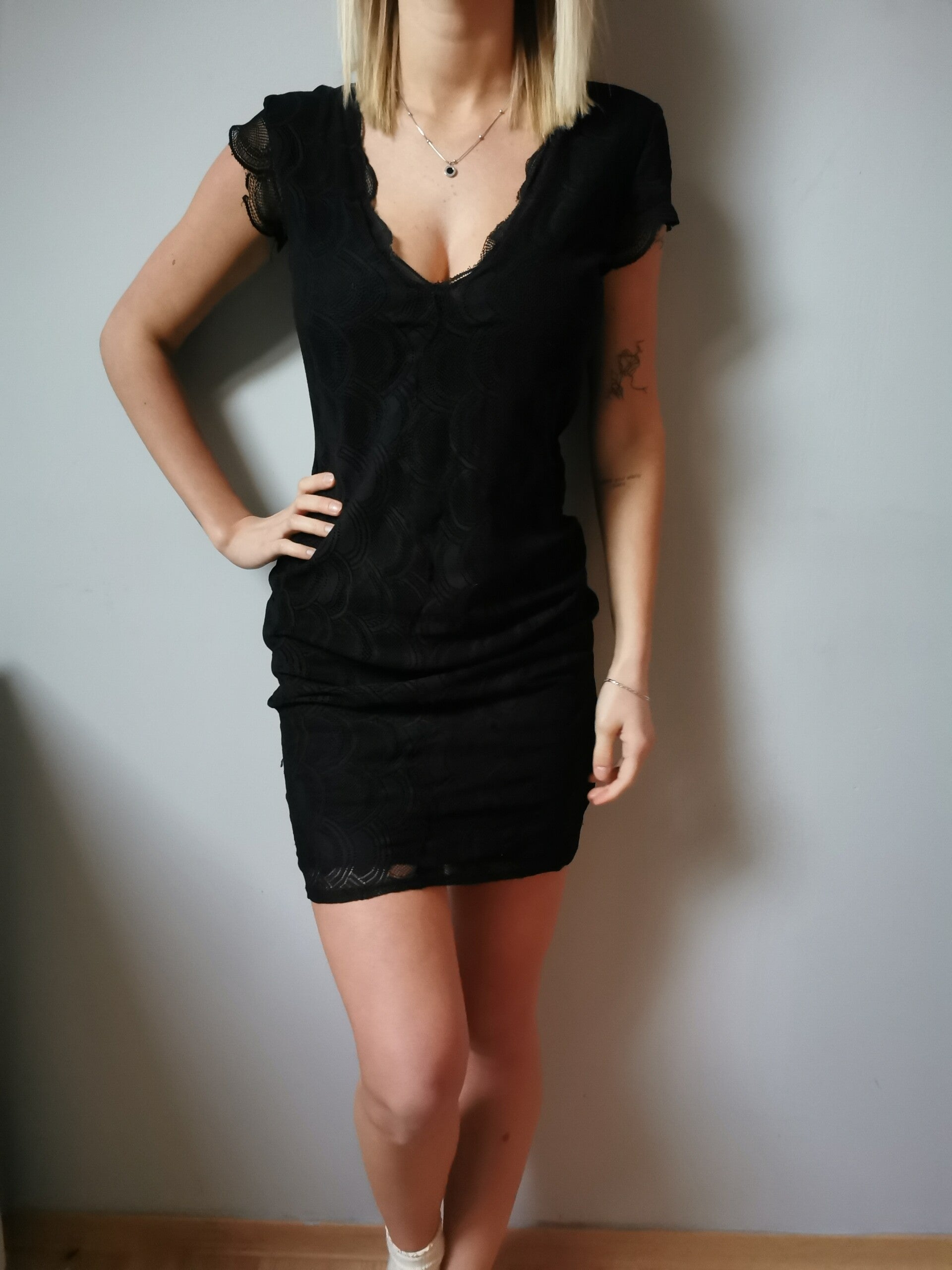 Sukienka mini r. 36 S Envii kolor czarny, koronkowa, odkryte plecy