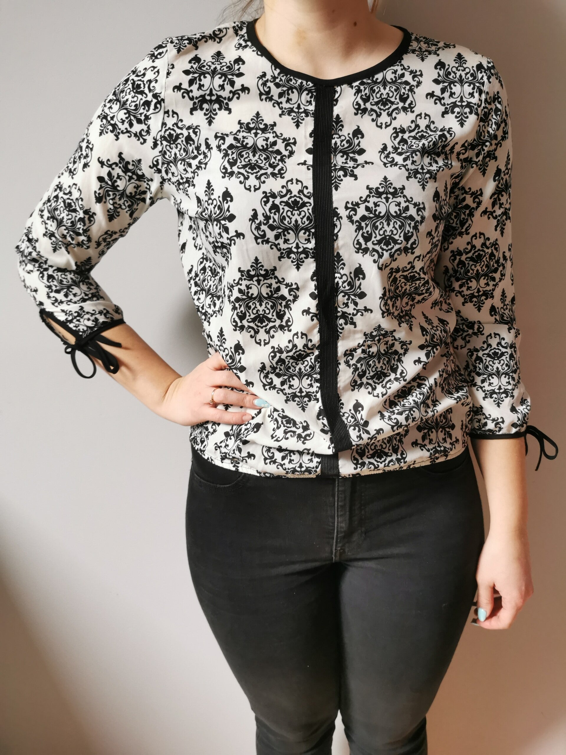 Bluzka z długim rękawem elegancka Oskary r. 36 S kolor biały wzór czarny