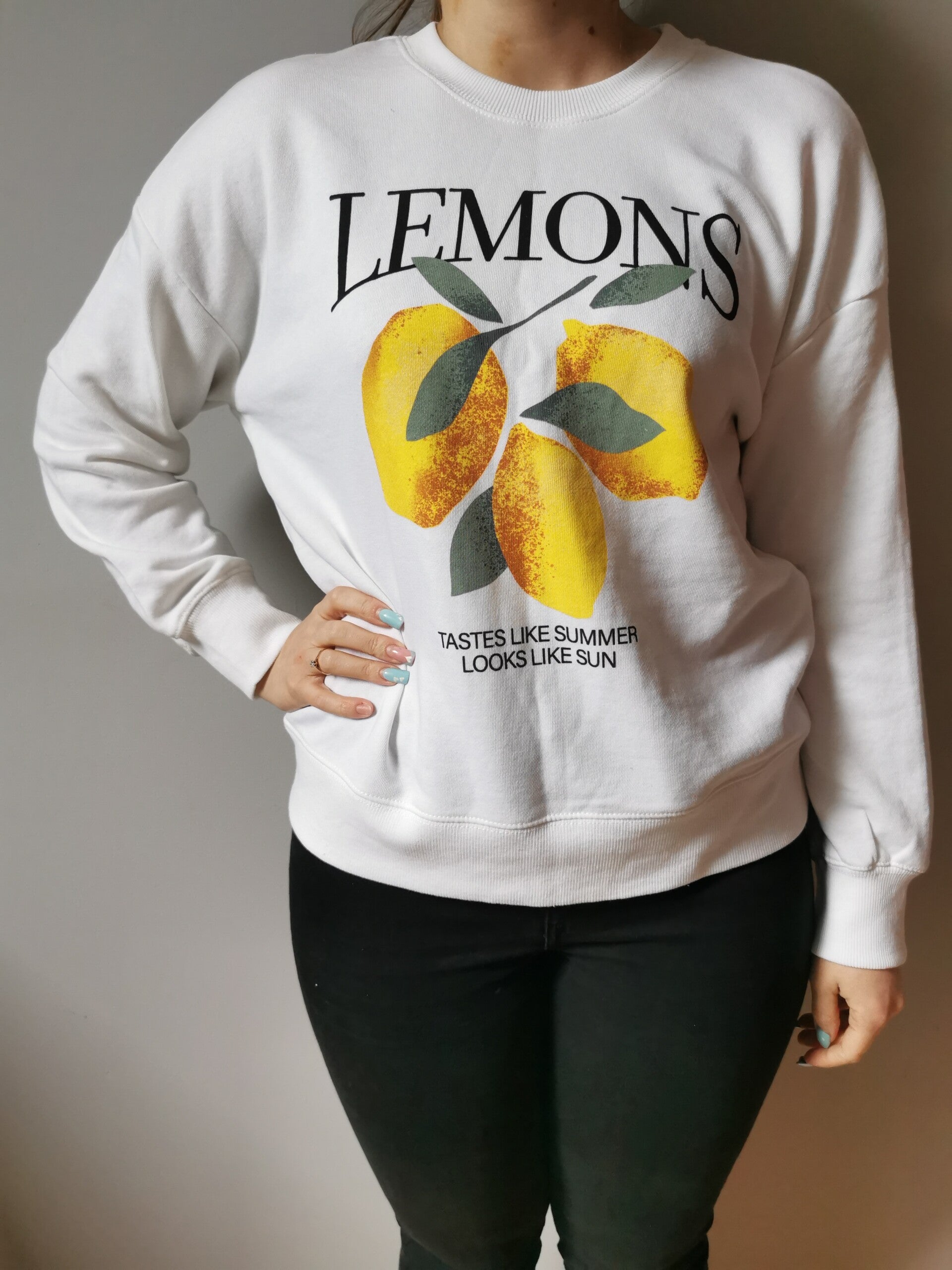 Bluza wciągana Sinsay r. 36 S kolor biały czarny wzór cytryny