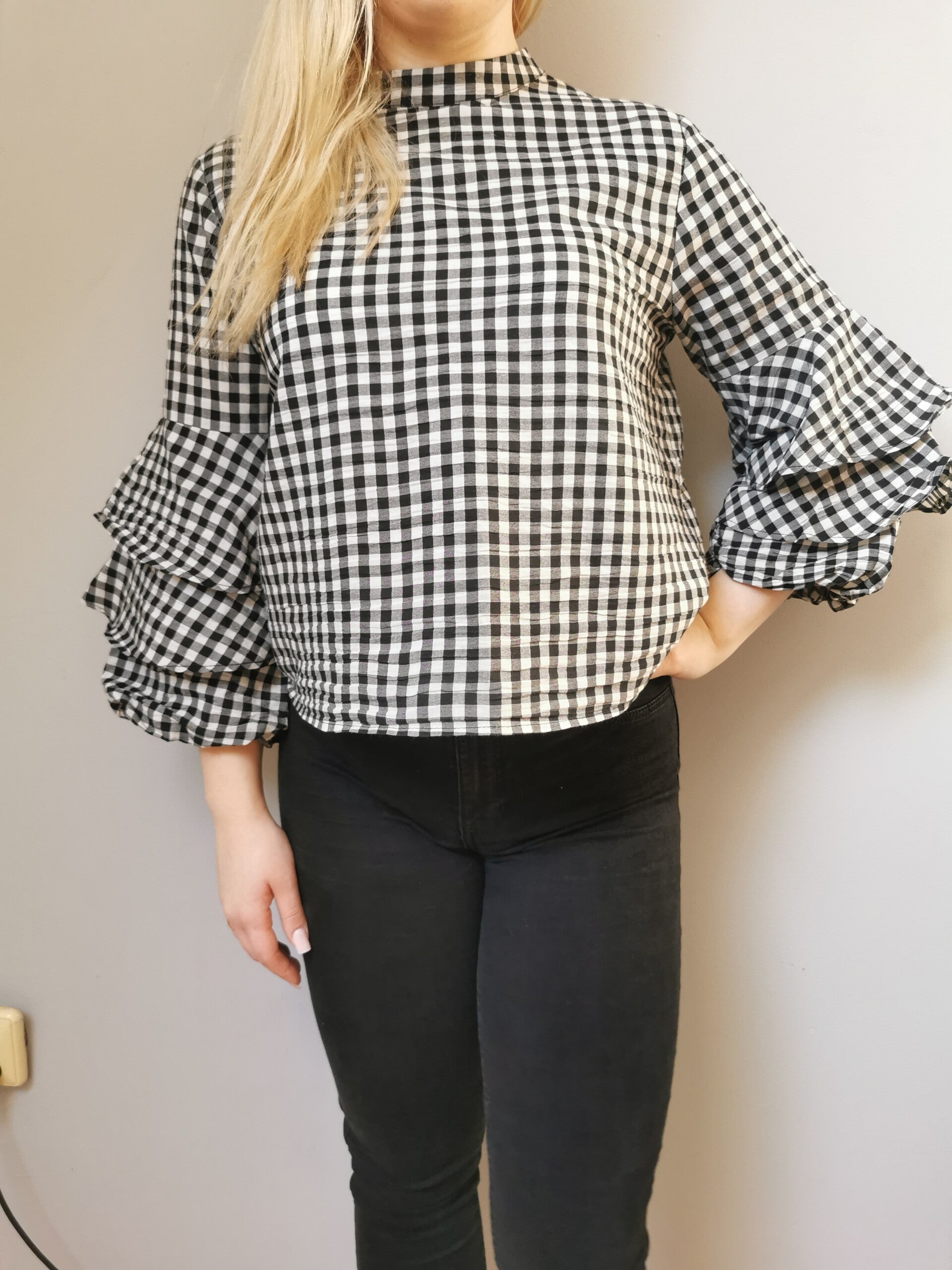 Bluzka z rękawem 3/4 falbana r. 38 M kolor czarny biały