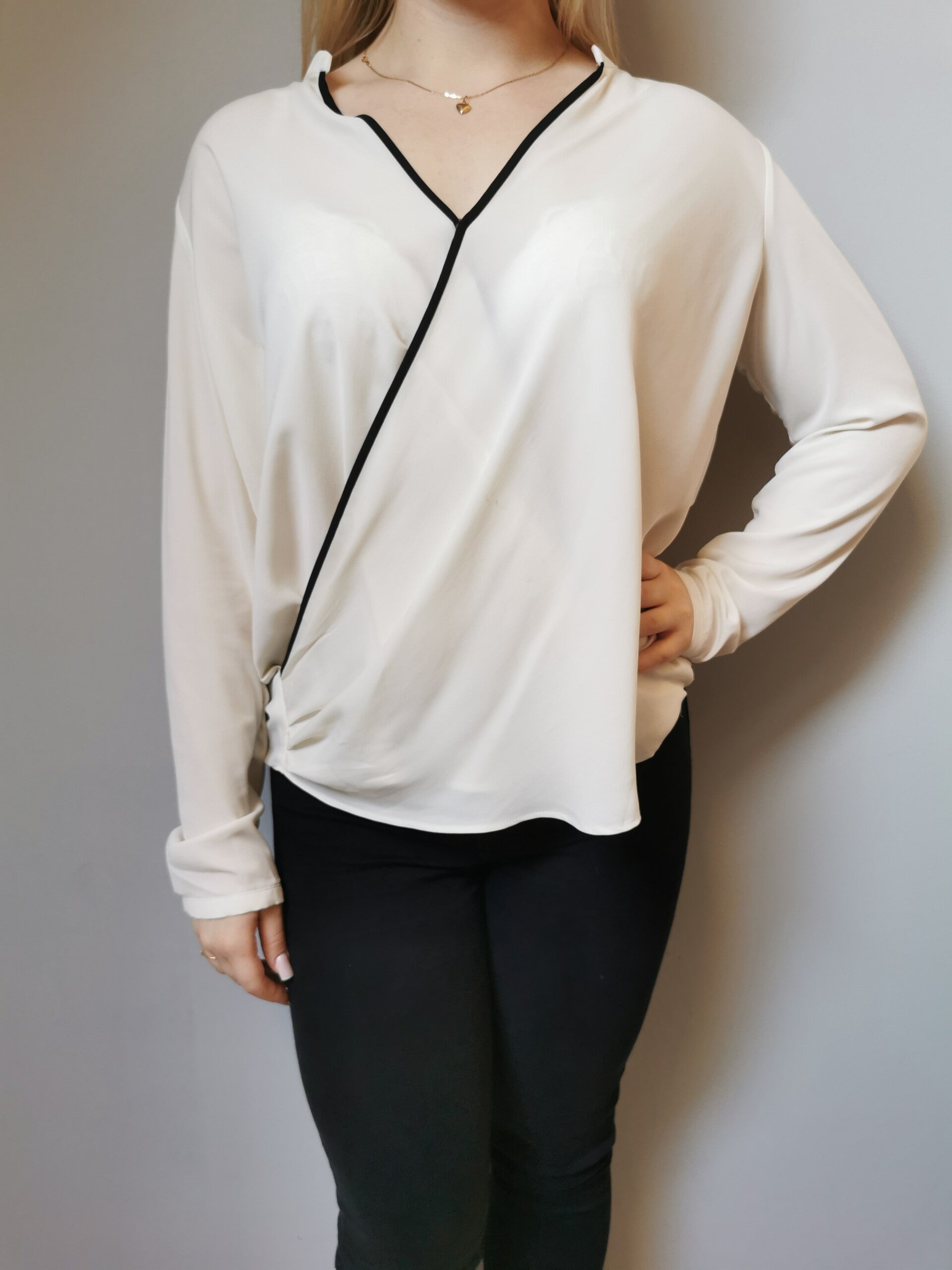 Koszula na zakładkę Mango r. 38 M kolor biały, czarny