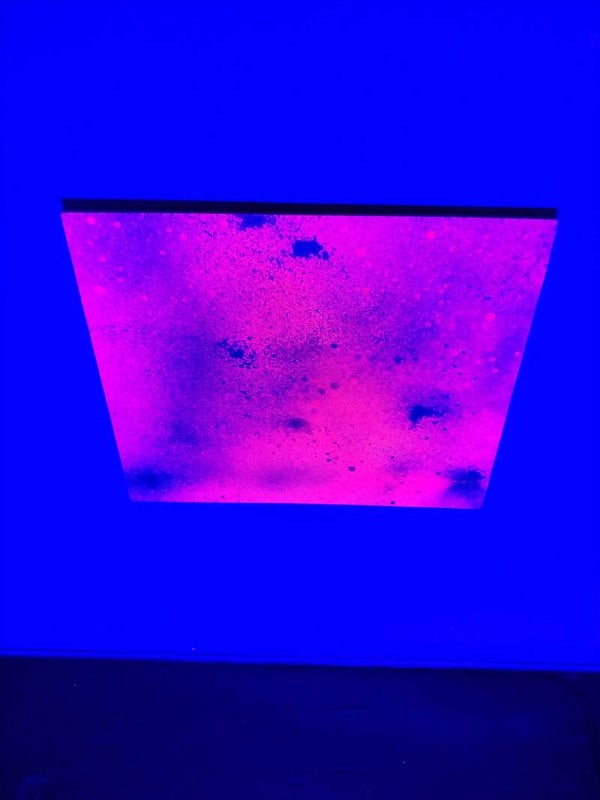 Nebula #003 met wandspot blacklight