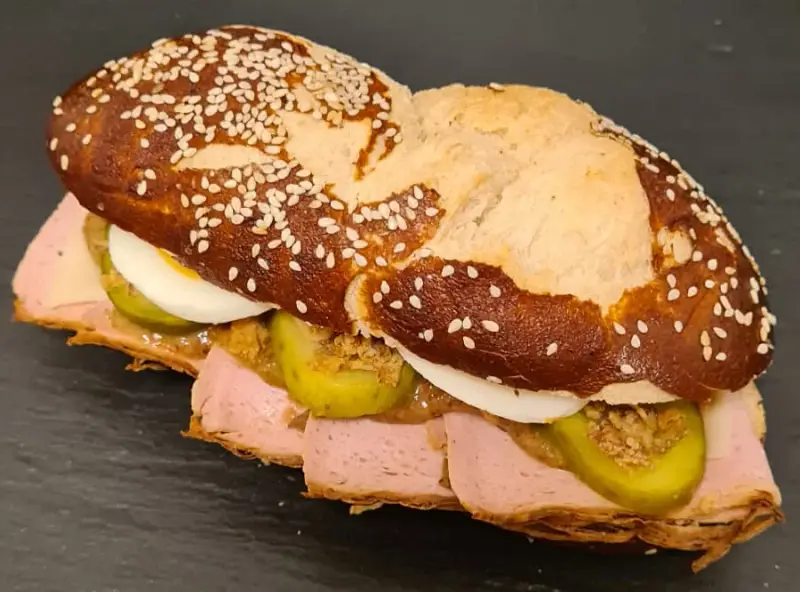 Laugensandwich mit Leberkäse