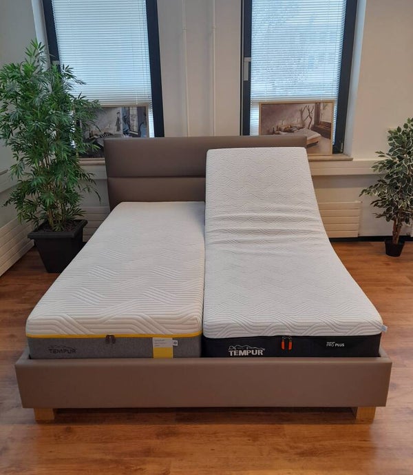 Showmodel Elektrisch Verstelbare Schotel Bodems in Gestoffeerd Ledikant incl. Tempur Elite/Pro Matrassen. Maat: 160x200cm.